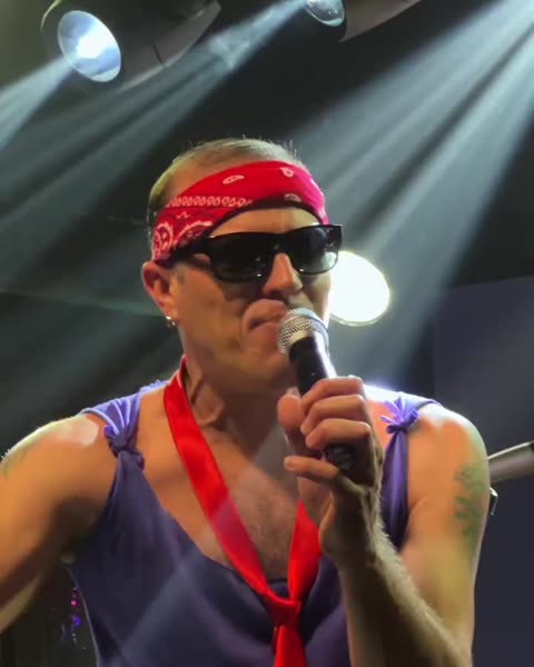 Vocalista caracterizado de Cazuza