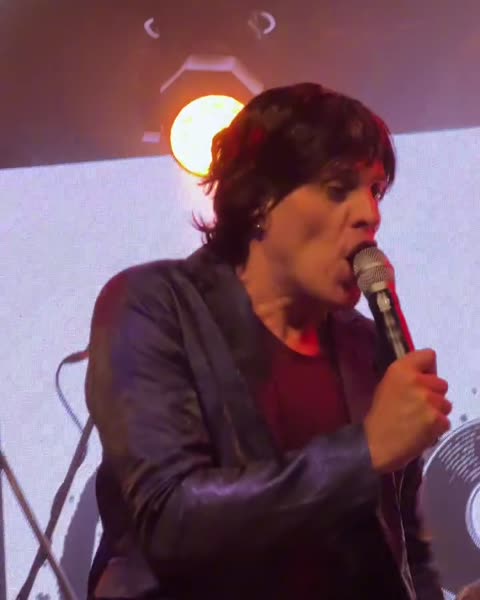 Vocalista caracterizado de Mick Jagger, dos Rolling Stones